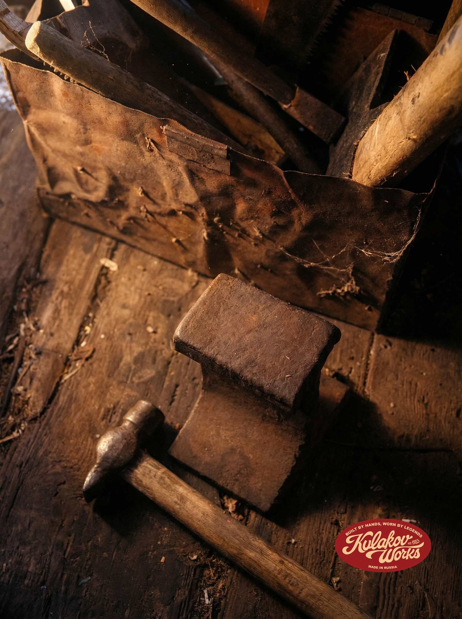 Старая ржавая наковальня и молоток в виде рельса