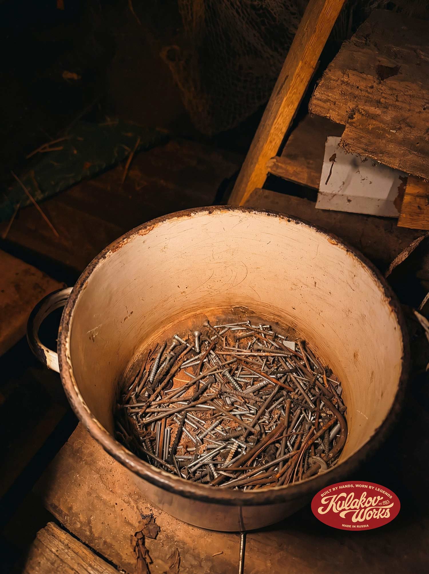 Ведро с гвоздями