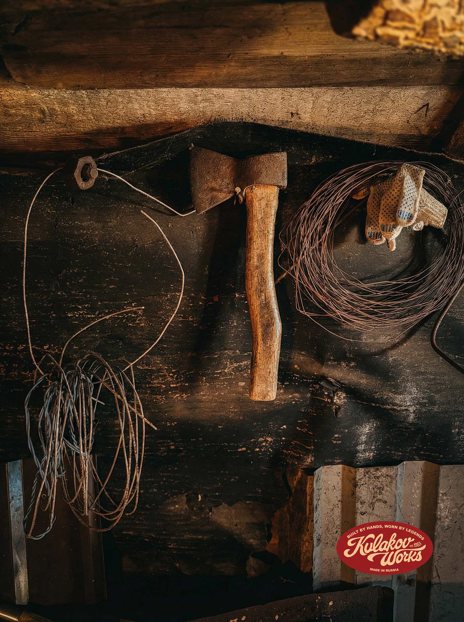 Стена деревенского сарая с инструментом и топором 