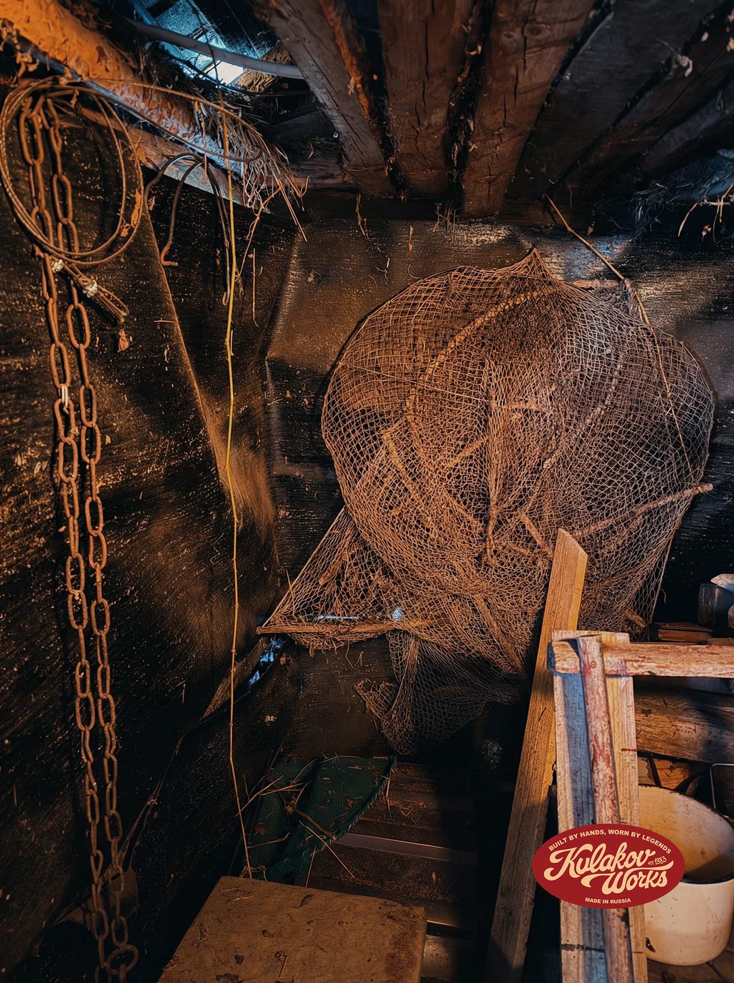 Старые рыболовные сети в деревенском сарае