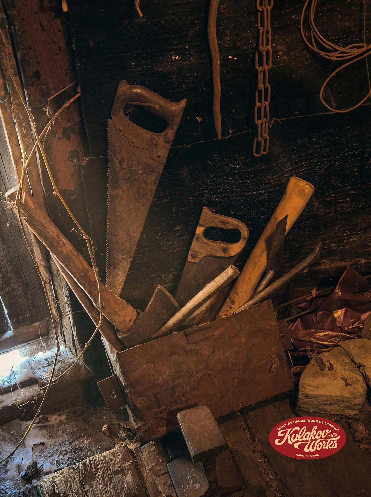 Старый ящик с инструментами