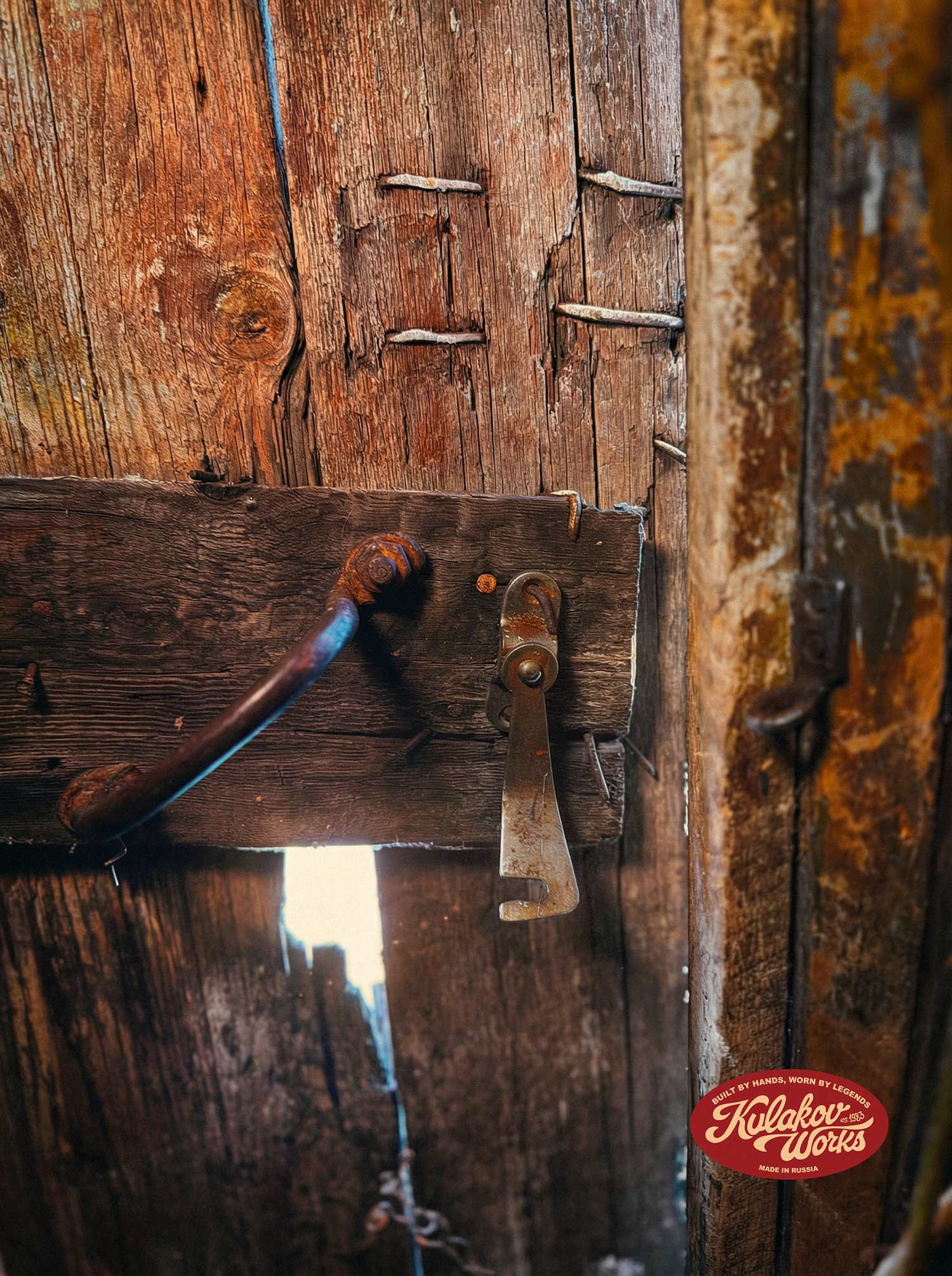 Старая дверь в деревенском сарае