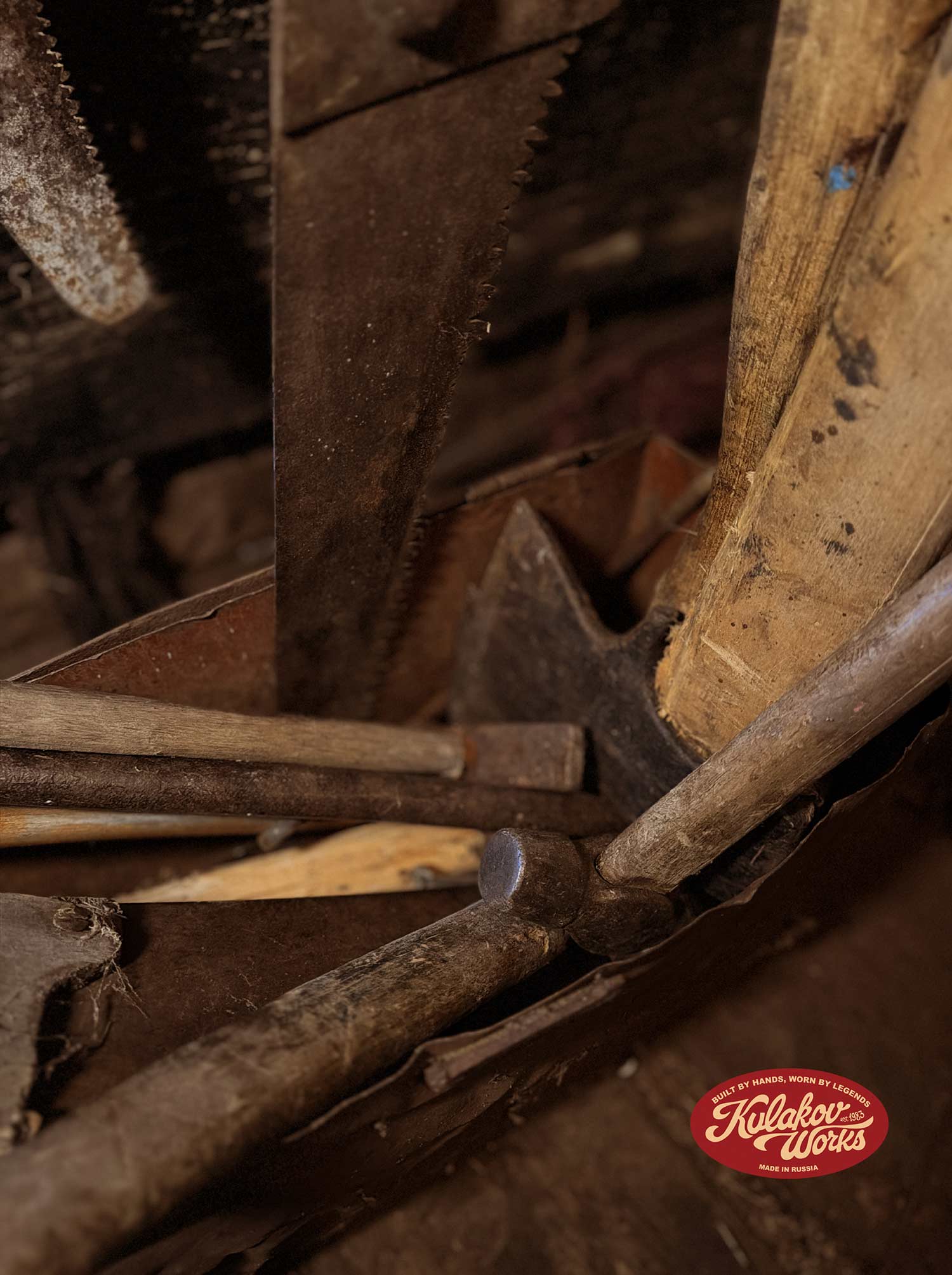 Старые молотки и топоры