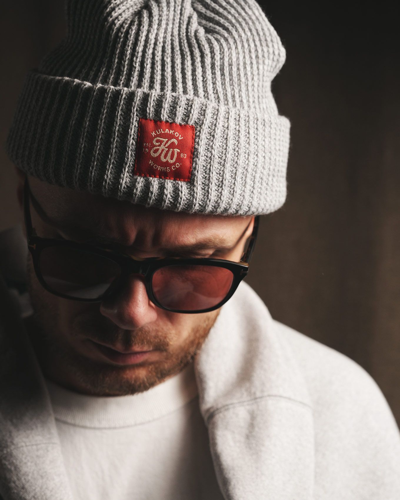 Вязаная шапка крупной вязки серого цвета