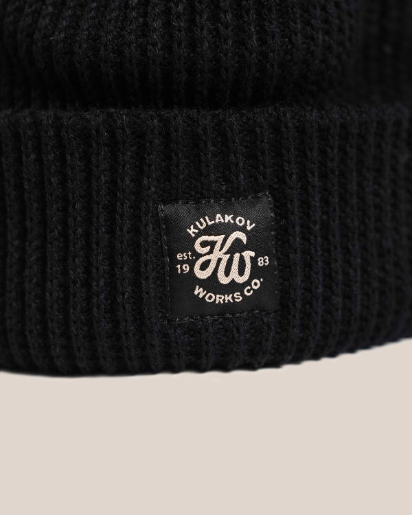 Чёрная вязаная шапка 