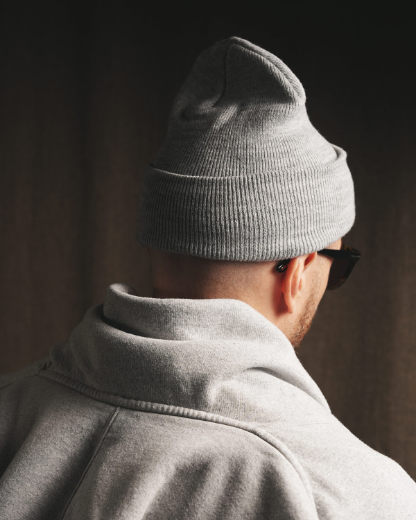 Минималистичная серая шапка бини для уличного стиля