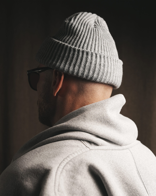 Серая шапка с красным лейблом KW 