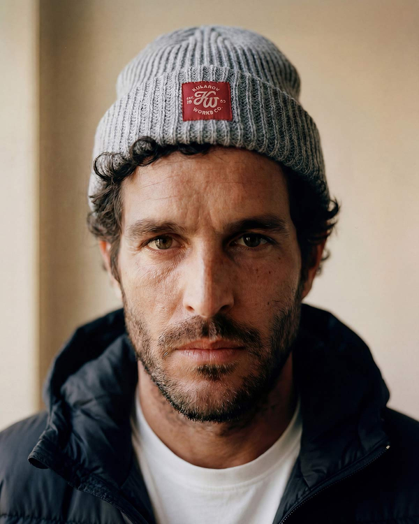 Серая вязаная базовая мужская шапка 