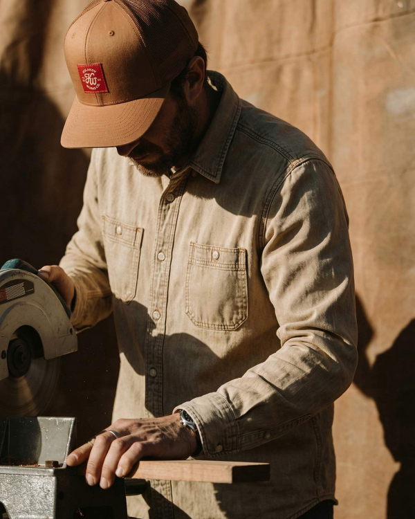 терракотовая бейсболка летняя с красным шевроном KW